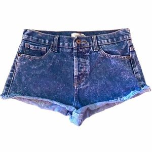 Forever 21 F21 acid washed raw hem cut off booty Jean shorts 26